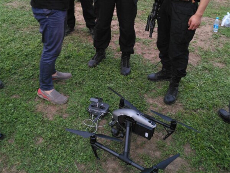 What are the difficulties in the implementation mechanism of simultaneous communication between drones and multiple ground devices？