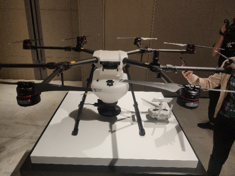 What are the principles and methods of reducing energy consumption in drones through aerodynamic shape optimization？