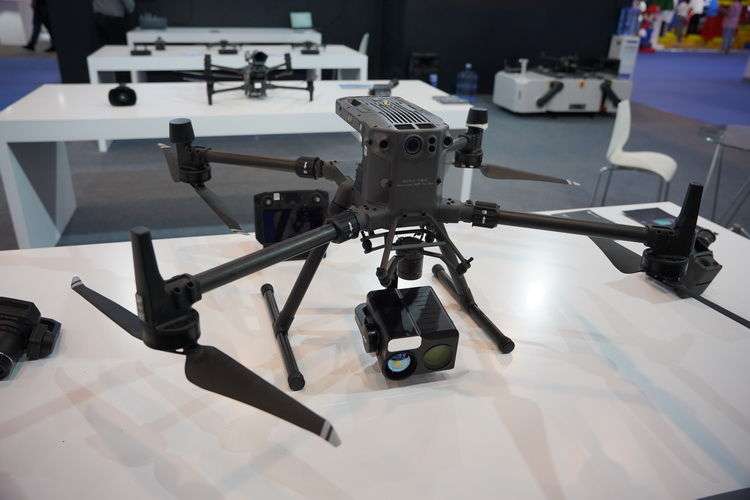 How can virtual simulation technology be used to carry out drone training and improve training effectiveness？
