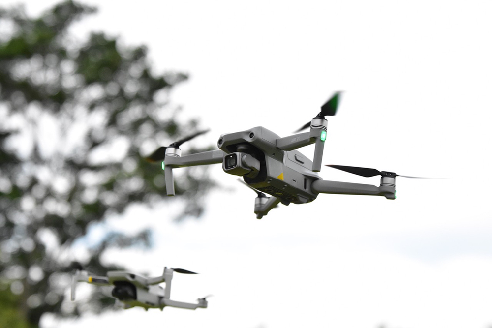 How do drones adapt and fly safely in the face of meteorological differences at different altitudes？