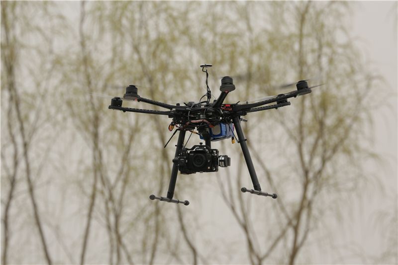 What are the methods of data collection and analysis for soil moisture monitoring using drone remote sensing？