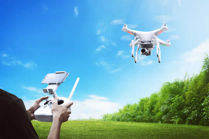 How does the intelligent return-to-home function of drones accurately find the return path in different scenarios？