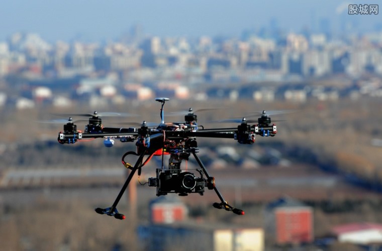 How does the communication mechanism of drone swarm collaborative flight ensure the way of information interaction among various drones？